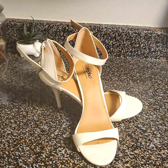 White high heels - Picture 1 of 3